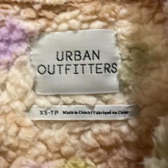 Urban Outiftters woman’s fuzzy pullover jacket - Picture 8 of 10